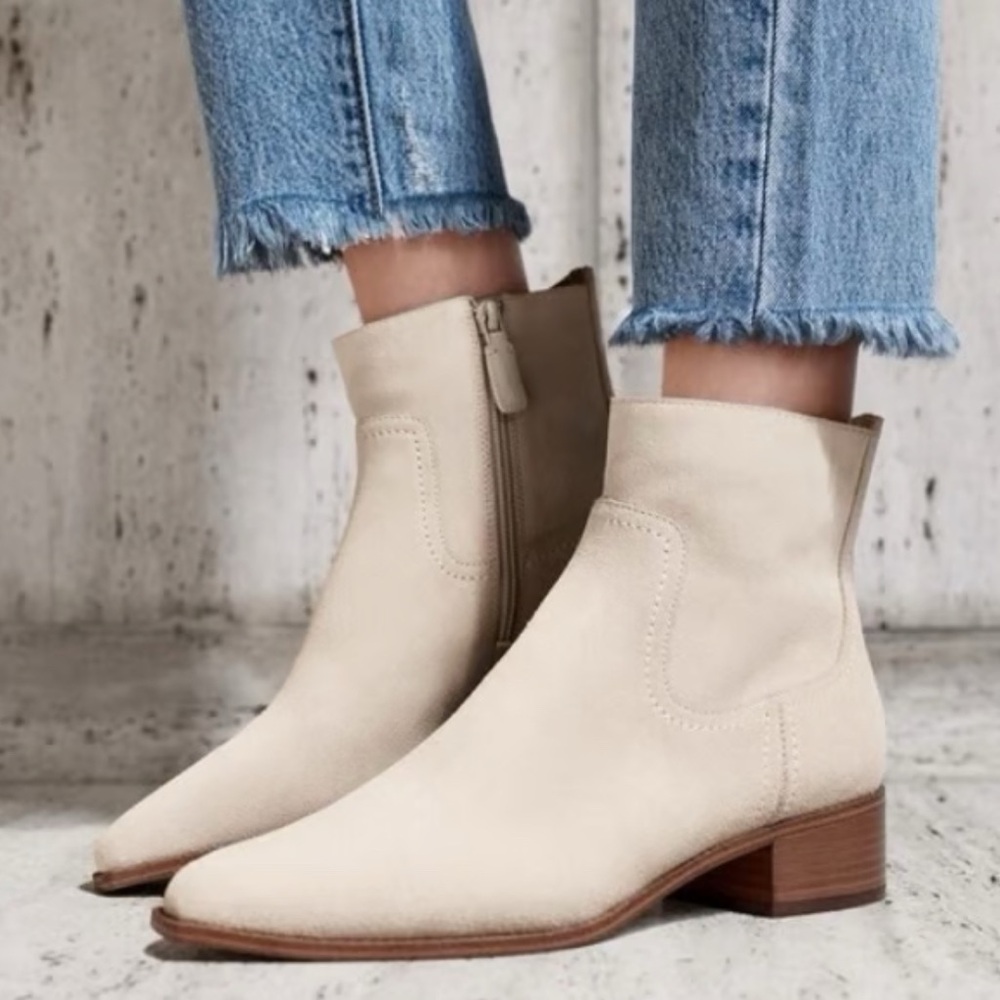 Cole Haan Womend NAIA Beige Suede  Zip Booties 
COLE HAAN size 7.5 New